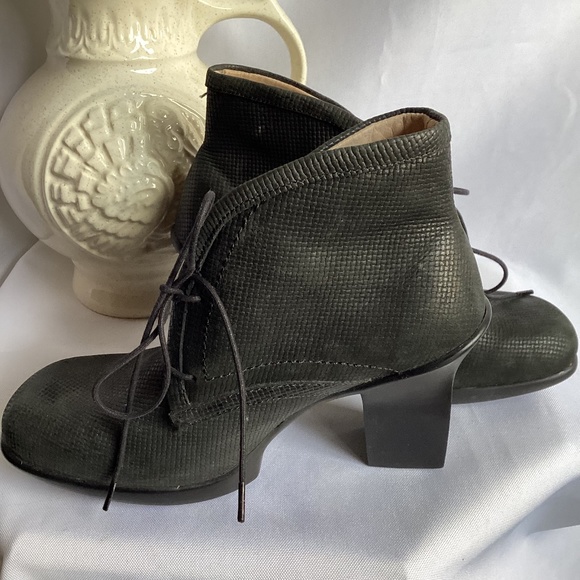 John Fluevog Perfect Splendid Black 2-Hole Bootie - Picture 3 of 4